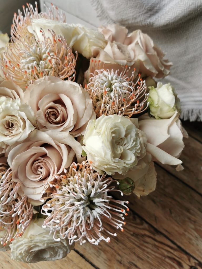 Protea und Rosen