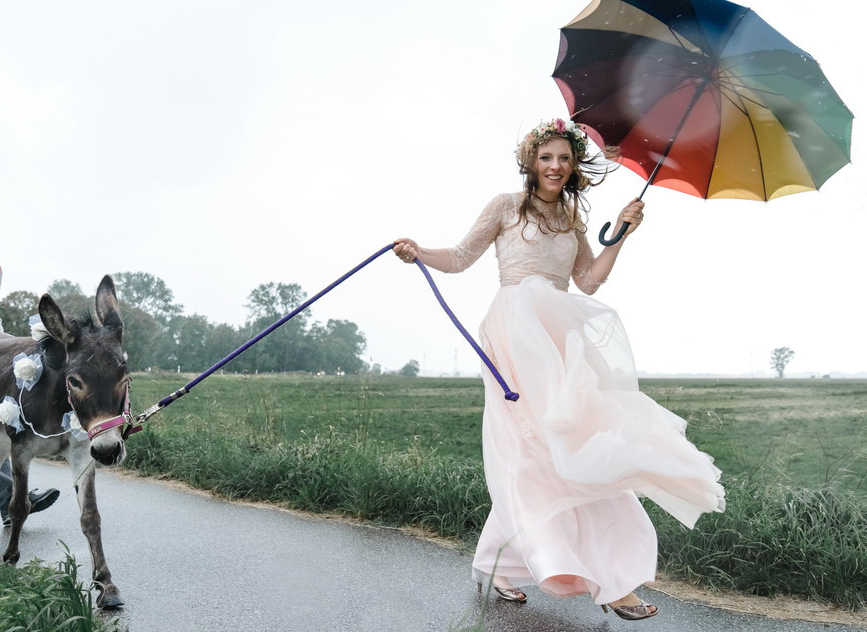 Amina mit Regenschirm