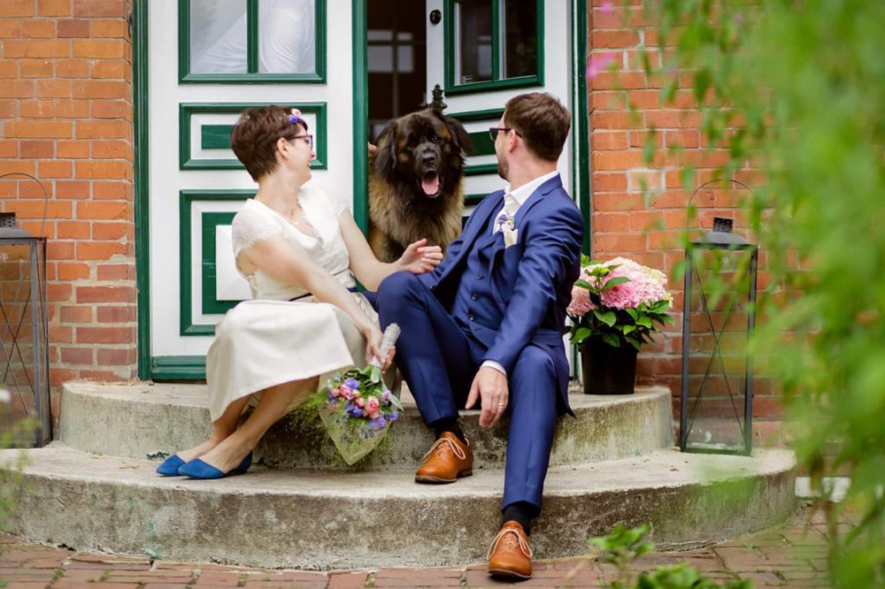 Caroline und Thomas mit Hund auf der Treppe