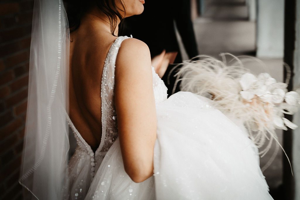 Braut mit Kleid und Strauss