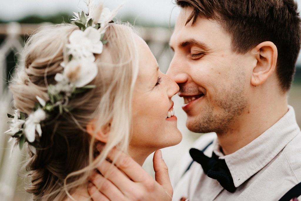Styled Weddingshoot Camel-Love Brautpaar küssend Pretty Beautiful Events