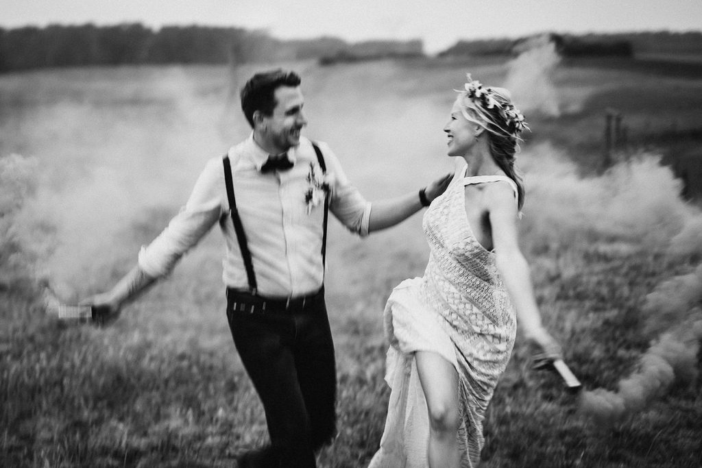 Styled Weddingshoot Camel-Love Brautpaar rennend Pretty Beautiful Events